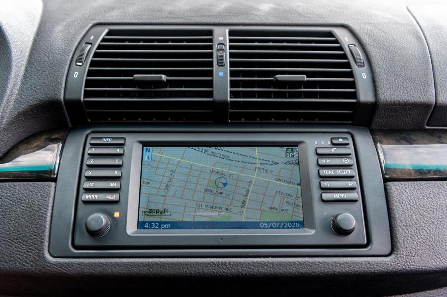Детали интерьера BMW X5 4.8is (E53) 2004 года  (NA) (фото 64 из 104)